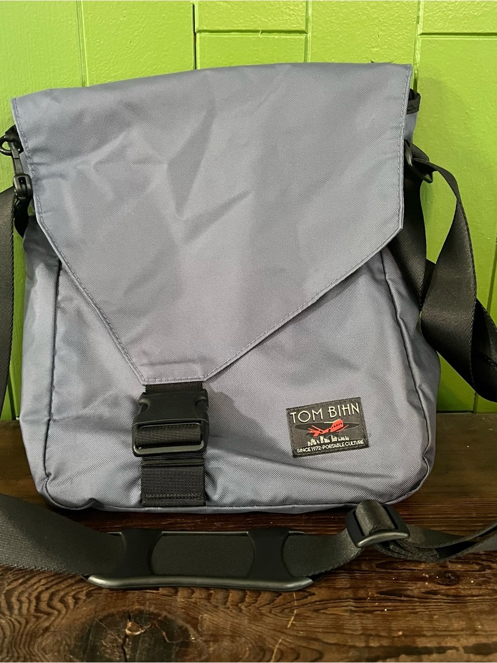 Tom Bihn Medium Cafe Bag Crossbody Gray Made In USA Great Condition